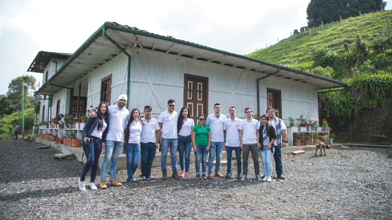 Imagen de estudiantes de Unibagué cursando el semestre de Paz y Región en algún municipio del Tolima